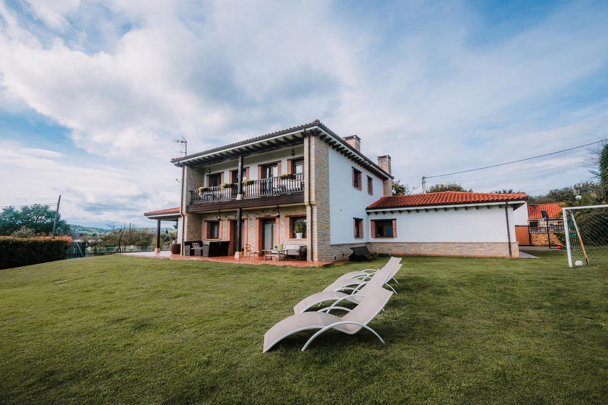 Villa Tiviti Oviedo Exterior photo
